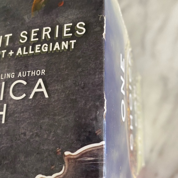 Veronica Roth’s book collection - Picture 8 of 13